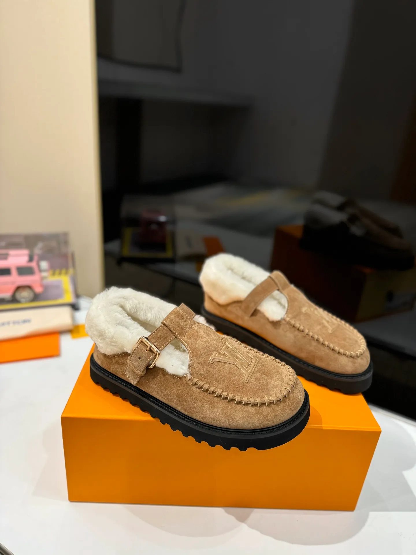👟👟Ex-factory price 560👟👟 Louis Vuitton lv louis vuott…on fw24 new arrival～The latest furry slippers for autumn and winter🏂🏂 This pair of furry slippers is also very good-looking! The leather ones are very high-end! ! !Paired with denim shorts in autumn and winter, it’s perfect! Put it on and you will instantly have your ideal height! 😍 A favorite style, with fashion elements, the appearance of the upper is full of nobility. Wearing it can always show off the fashionable charm of women. It is fashionable but not too showy. The high-end beef tendon on the upper and the Lvjia letter buckle are so beautiful. ✅Upper: imported high-end frosted/cow leather ✅Outsole: original outsole ✅Inner lining: imported real wool ✅Size: 35-42 (41.42 customized, non-returnable) ✅Packaging: full set of original drawer box